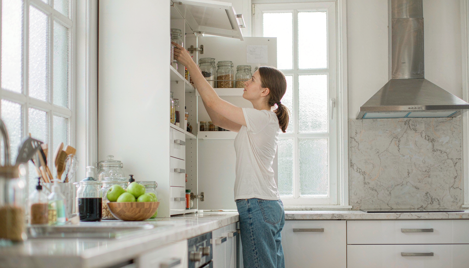 Cozinha organizada com espaços bem aproveitados