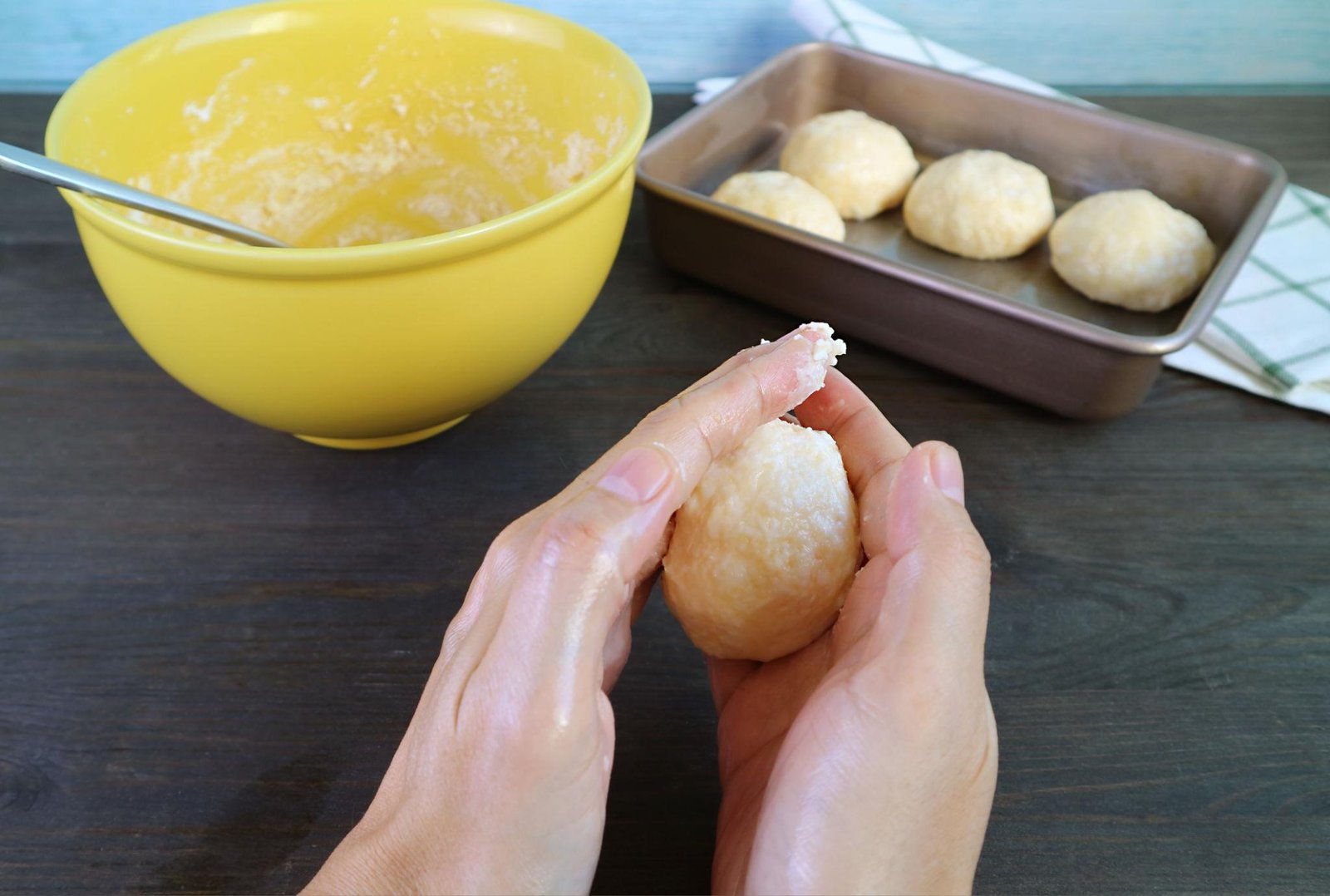 Massa de pão de queijo caseiro sendo preparada e modelada.