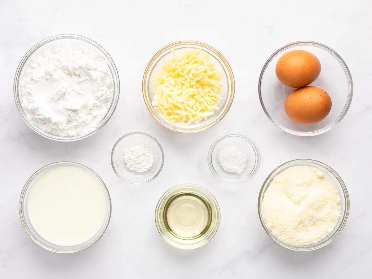 Ingredientes organizados para preparar pão de queijo caseiro.